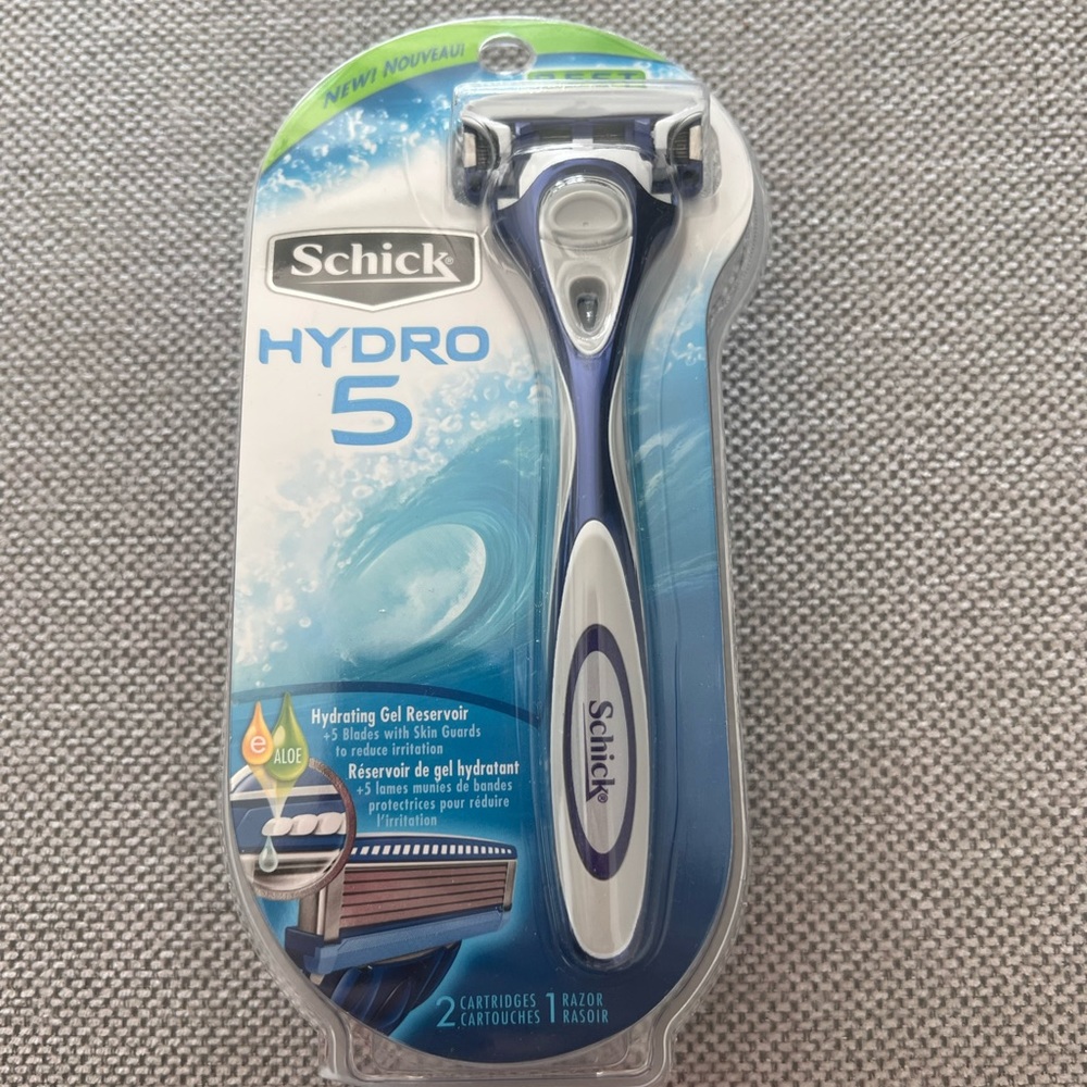 Schick Hydro 5 Razor with 2 Catridges - Black/Blue.